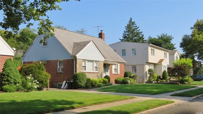 Building Photo - 179 Primrose Dr