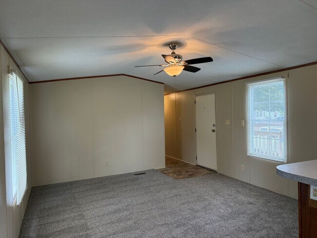 Foto del edificio - 3 bedroom, 2 bath Mobile Home