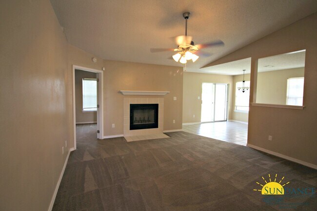 Building Photo - Lovely Home Just Minutes from Hurlburt Fie...