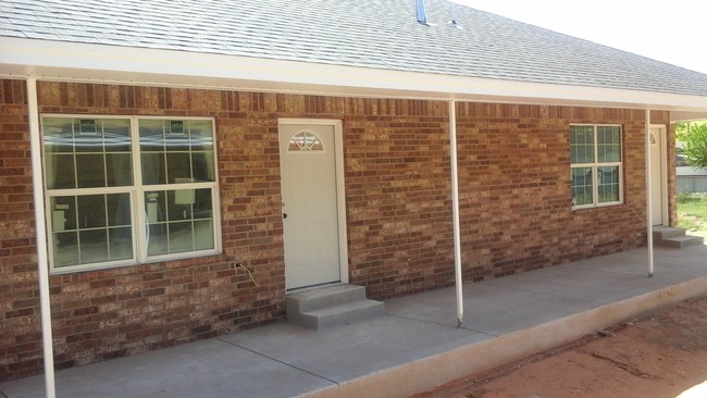 Building Photo - 1618 S Ave G Ave