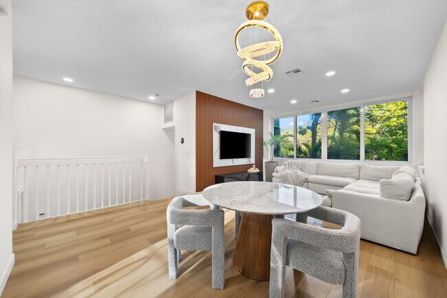 Building Photo - 1213 Tequesta St