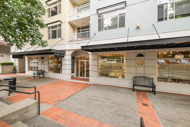 Building Photo - Courtyard Off Main