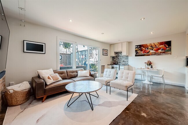 Foto del edificio - 3926 Roseland St