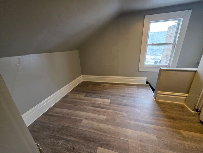 Foto del edificio - Updated 2 bedroom 1 bath apartment for rent in Carrick!