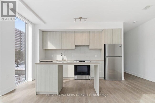 Building Photo - 2088 James St