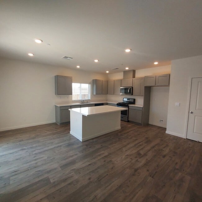 Foto del edificio - Newer 4 Bedroom, 2.5 bath home in West Roseville/DR Horton Built!