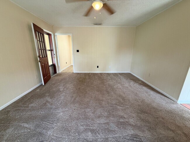 Building Photo - 3 Bedroom/2 Bath Home located in North Lowndes