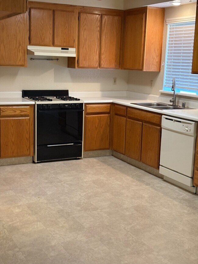 Foto del edificio - 692 Oakwood Way