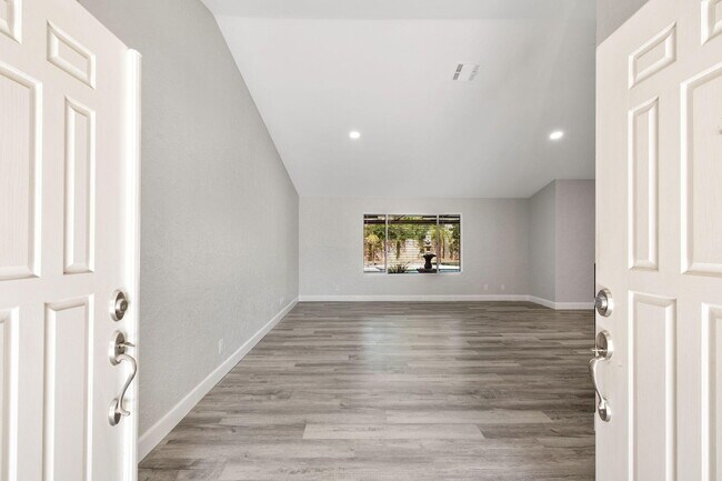 Building Photo - 39495 Regency Way