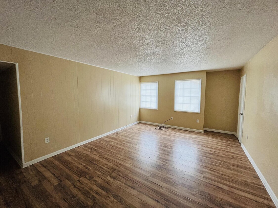 Foto principal - 2769 L B McLeod Rd