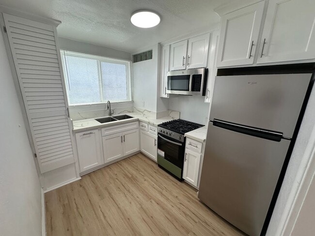Building Photo - Fully Remodeled Ground-Level Studio Apartment with Modern Finishes
