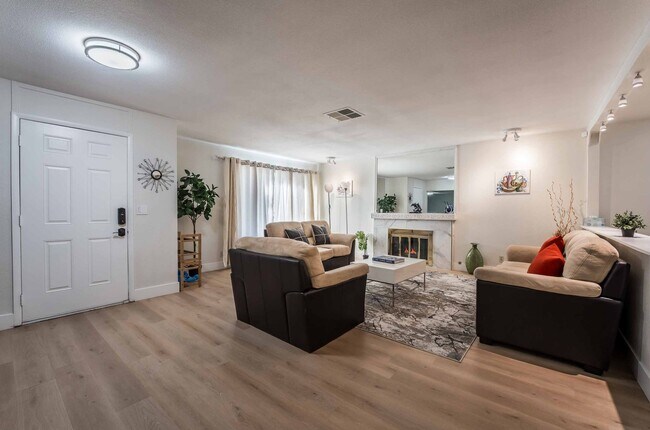Foto del edificio - Stunning FURNISHED 4 bedroom Home for rent!