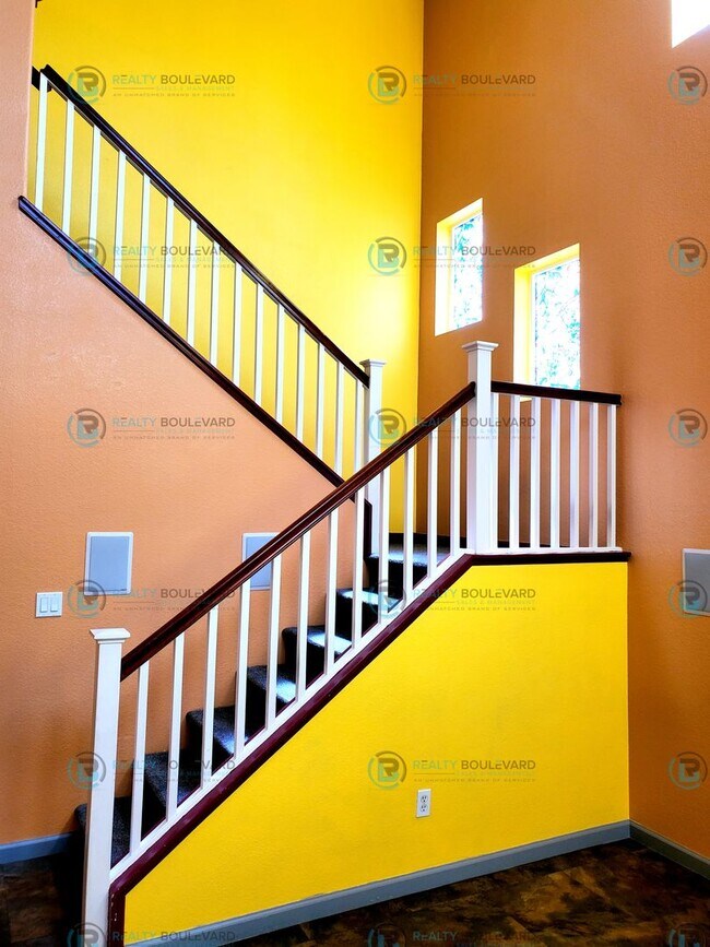 Foto del edificio - 4 Br 3 Bathroom Gorgeous and Unique Two-St...