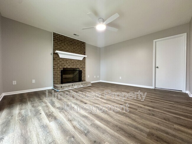 Foto del edificio - 5652 Glen View Dr