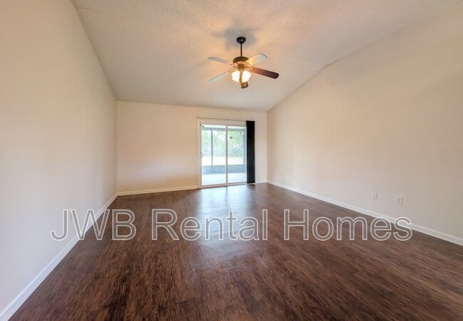 Foto del edificio - 8564 Mayall Dr