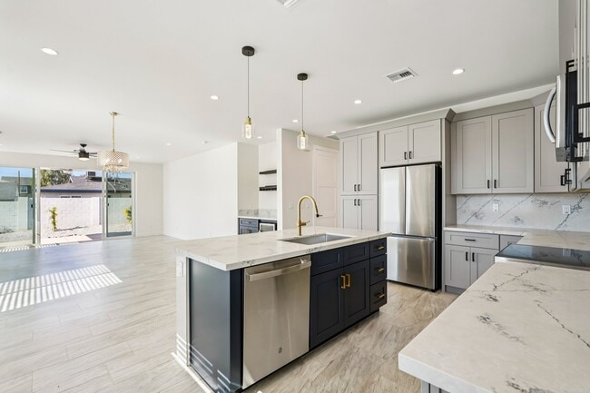 Building Photo - 910 E Roma Ave