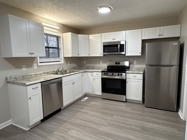 Building Photo - Freshly Renovated Duplex in Manchester!