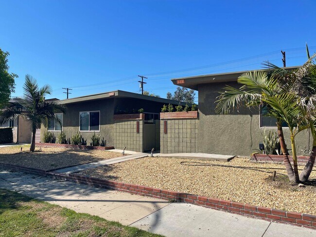 Building Photo - 1511 N Hollywood Way