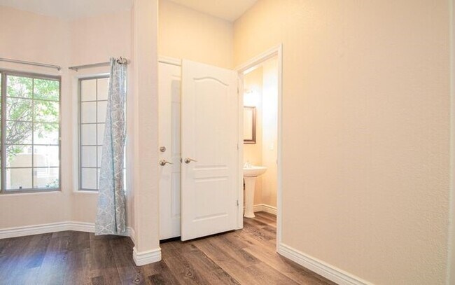 Building Photo - Gorgeous 2/2.5 condo for rent in Scottsdale.