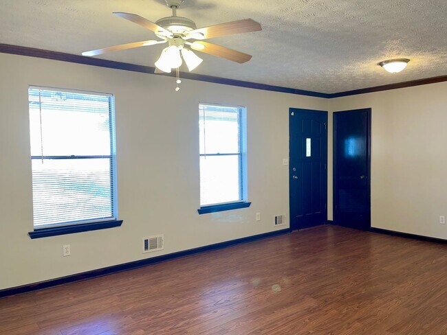 Foto del edificio - Spacious 3 Bed/2 Bath Brick Ranch in Great Riverdale Location