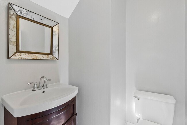 Foto del edificio - Amazing 2-level condo in American University Park! - Garage parking included!