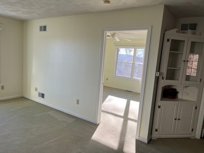 Living room/bedroom - 515 Spring Run Rd