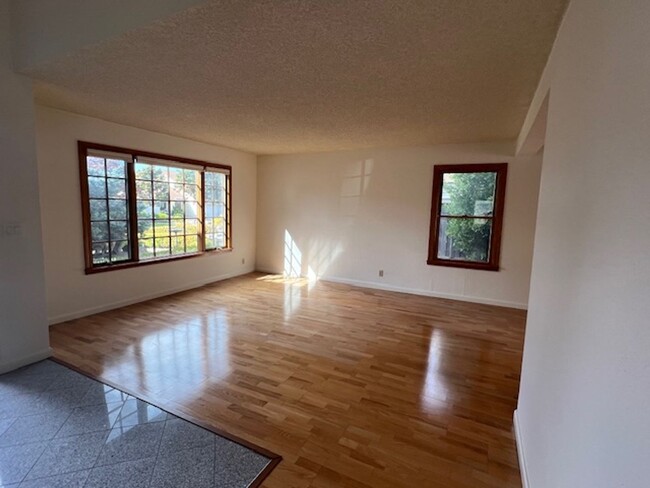 Foto del edificio - Massive 5 Bedroom Pinole Valley Home Avail...