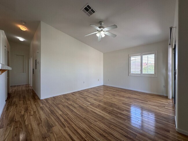 Building Photo - Great 2 bed condo in gated community!