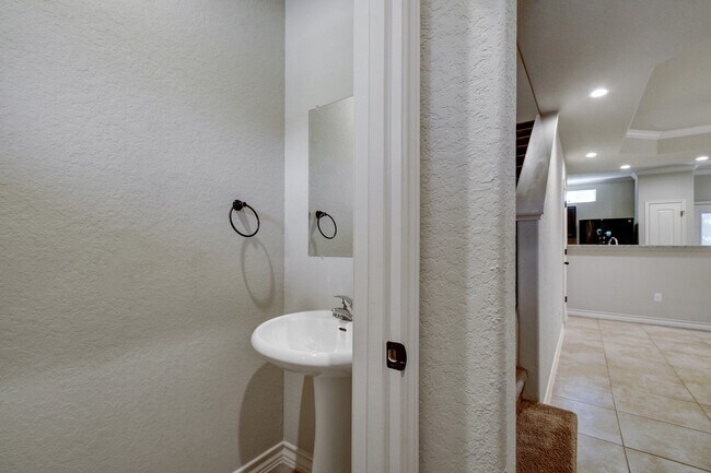 Building Photo - 6930 Lakeview Dr.