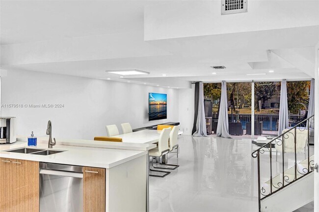 Foto del edificio - 904 NE 25th Ave