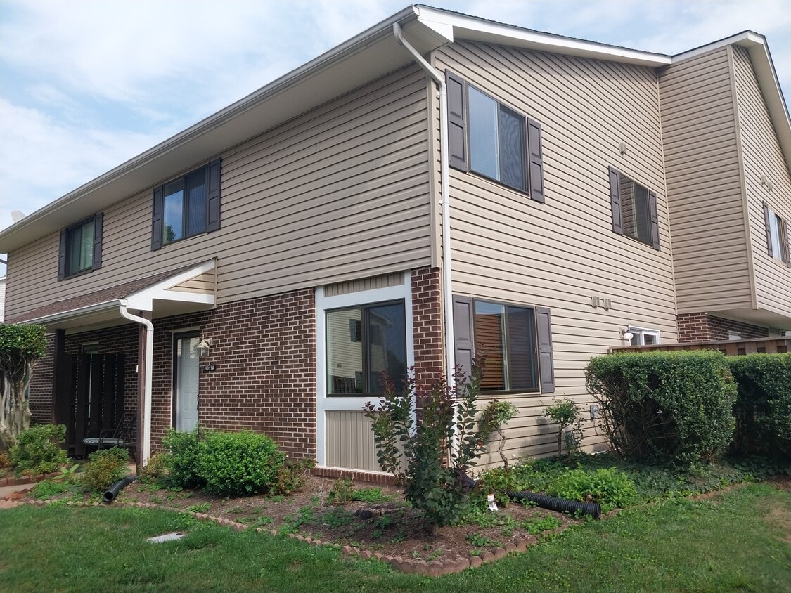 Primary Photo - 9011 Sandalwood Dr