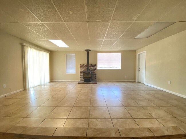 Foto del edificio - 3 Bedroom Home with a Huge Backyard