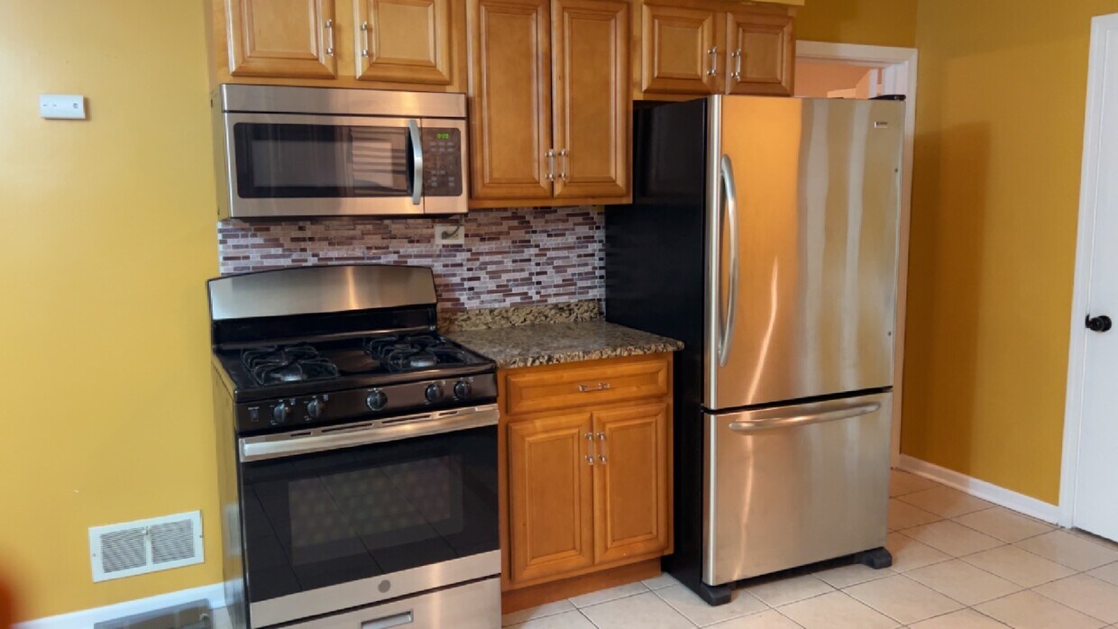 Foto principal - 12435 S Yale Ave