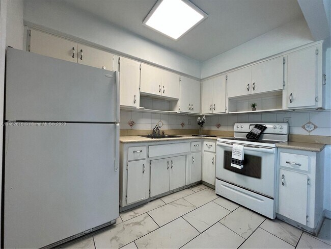 Foto del edificio - 6877 SW 16th Ct