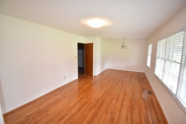 Building Photo - 4 Bedroom and 3 Bath Home- Vander