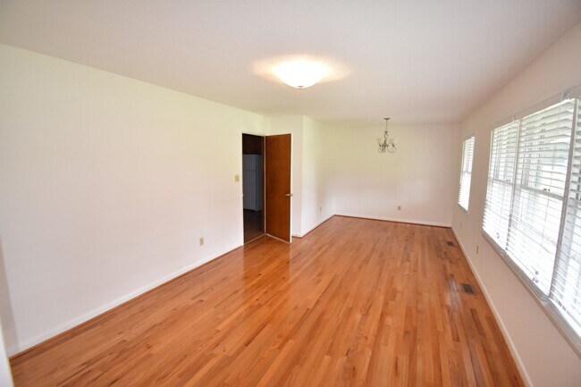 Foto del edificio - 4 Bedroom and 3 Bath Home- Vander
