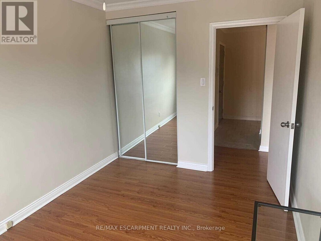 Photo du bâtiment - 1 - 243A LAKESHORE ROAD E