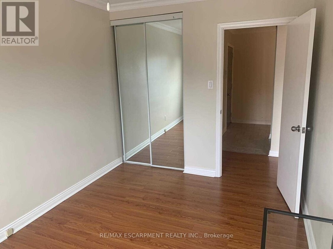 Photo du bâtiment - 243 A Lakeshore Rd E