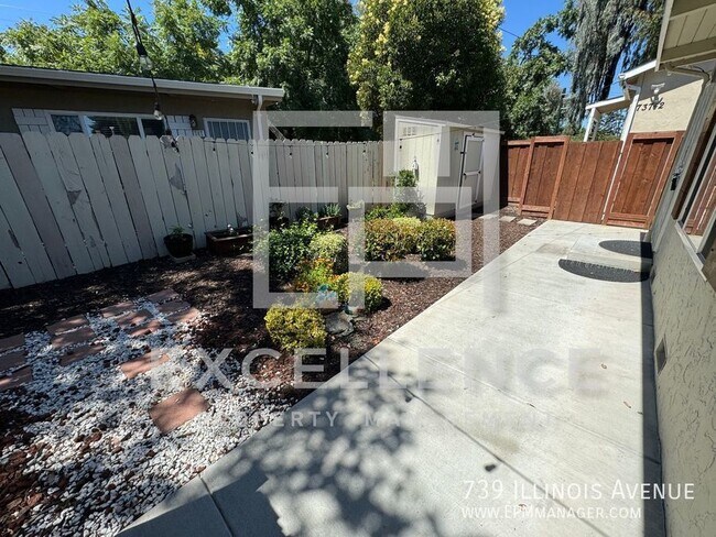Building Photo - Charming 2/1 Duplex with Modern Amenities