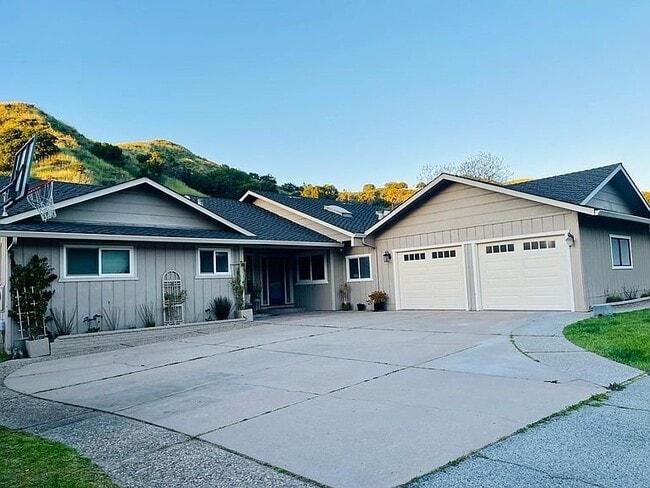 Building Photo - 289F San Benancio Rd