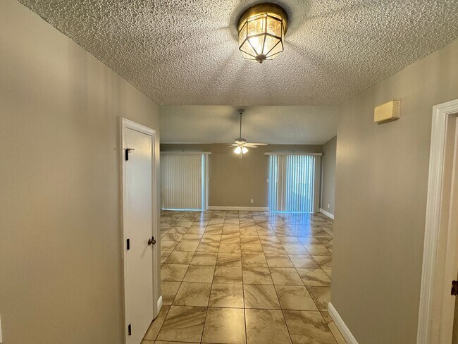 Foto del edificio - Beautiful 3 BEDROOM 2 BATHROOM home in Orl...