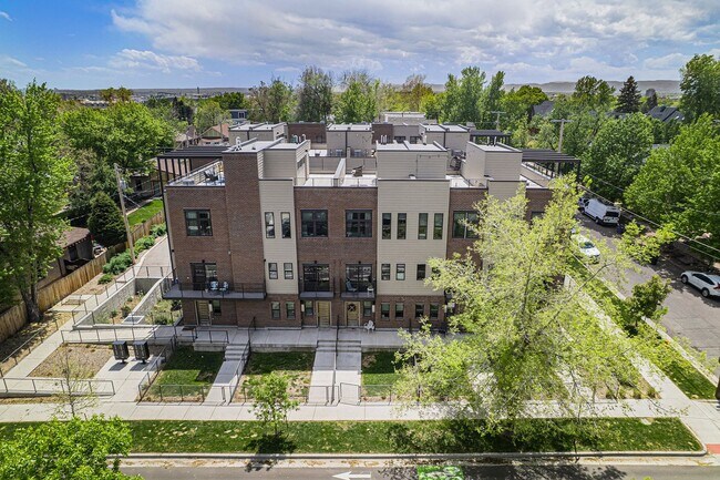 Foto del edificio - For Rent!  Corner Unit | Modern Townhome |...