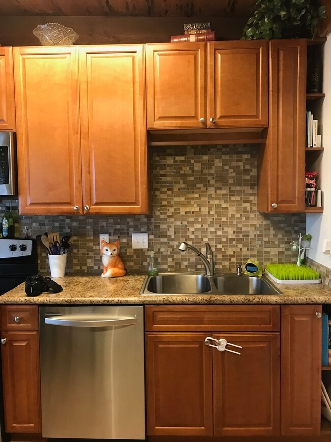 Building Photo - 1667 E Prince Rd