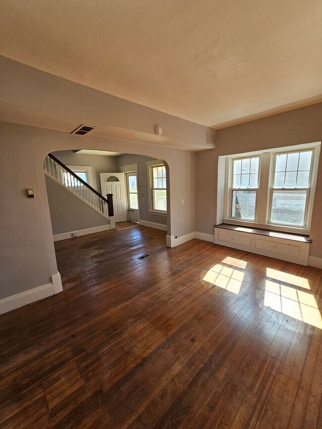 Building Photo - Wakefield7010-7014