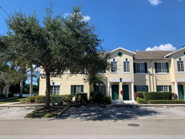 Foto del edificio - GORGEOUS 3 BEDROOM, 2.5 BATHROOM TOWNHOME LOCATED IN THE HERITAGE HARBOUR COMMUNITY AT LIGHTHOUSE...