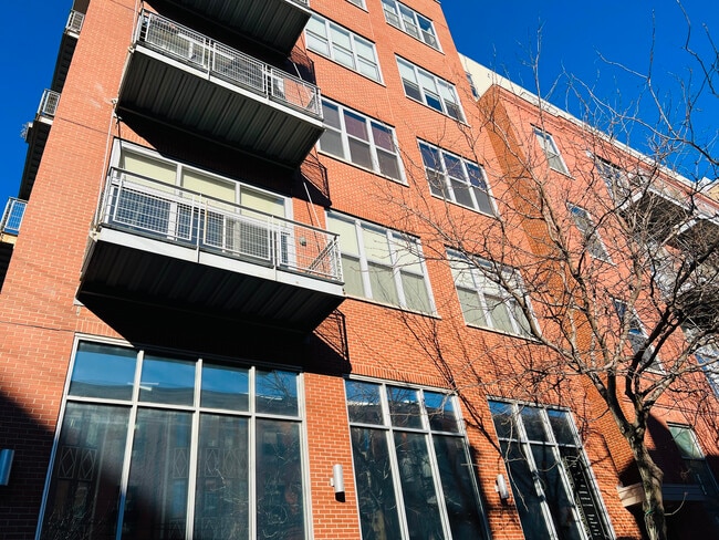 Building Photo - 824 W Superior St