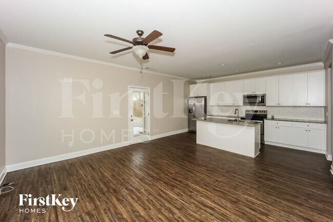 Building Photo - 28 E Newnan Rd