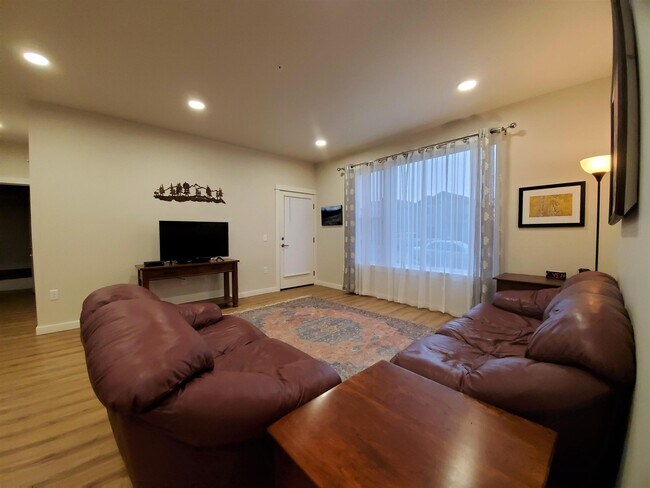 Foto del edificio - 2222B Willow Dr