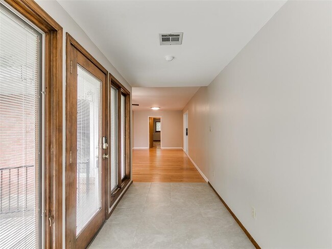 Foto del edificio - 1214 Cruce St