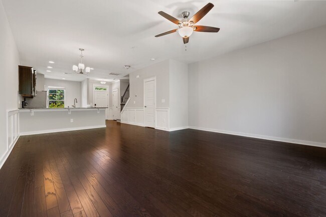 Foto del edificio - Freshly painted townhome at Lynn and Glenwood: Available Now!